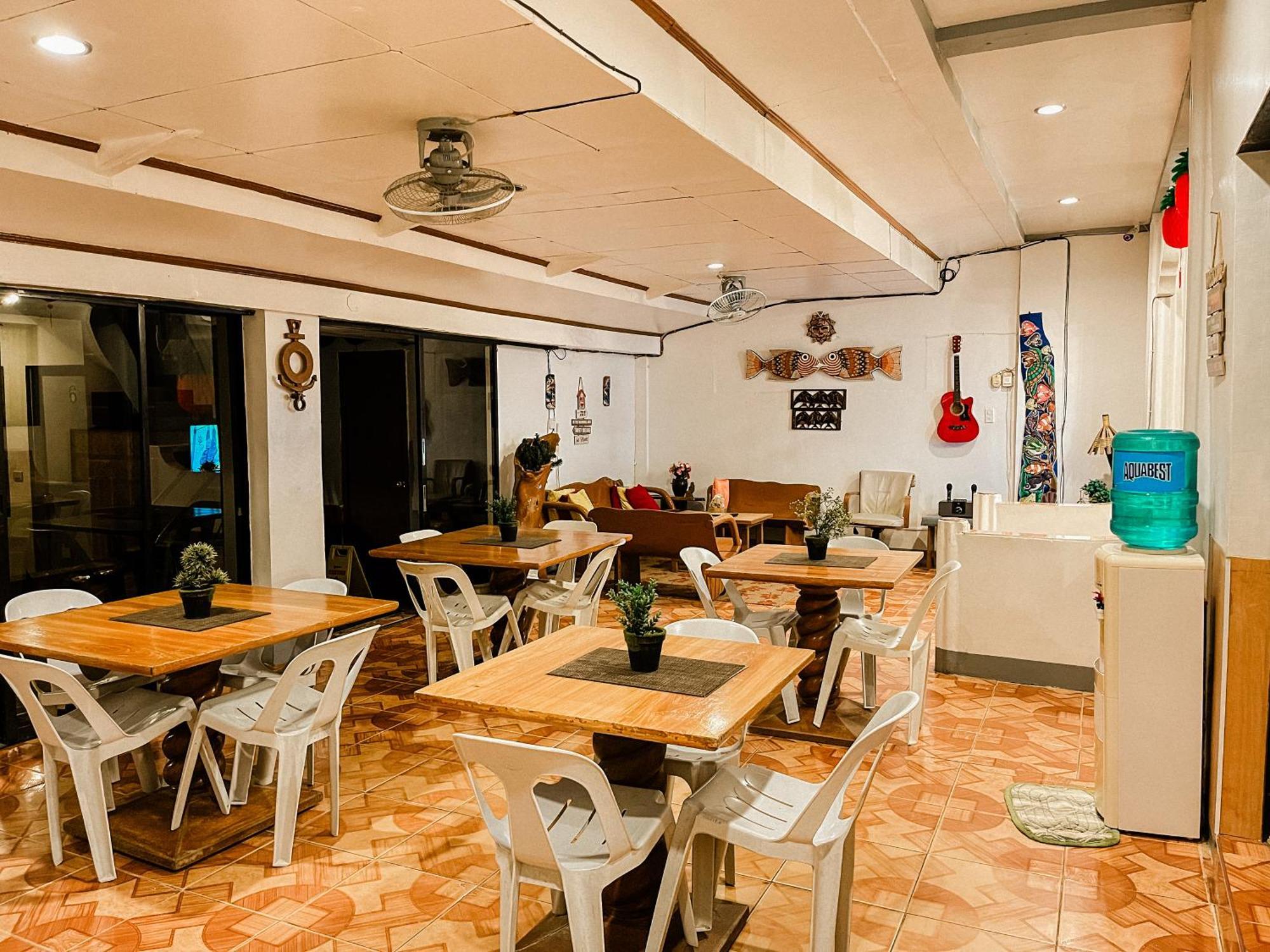 Mario'S Travellers Inn Coron Exterior photo