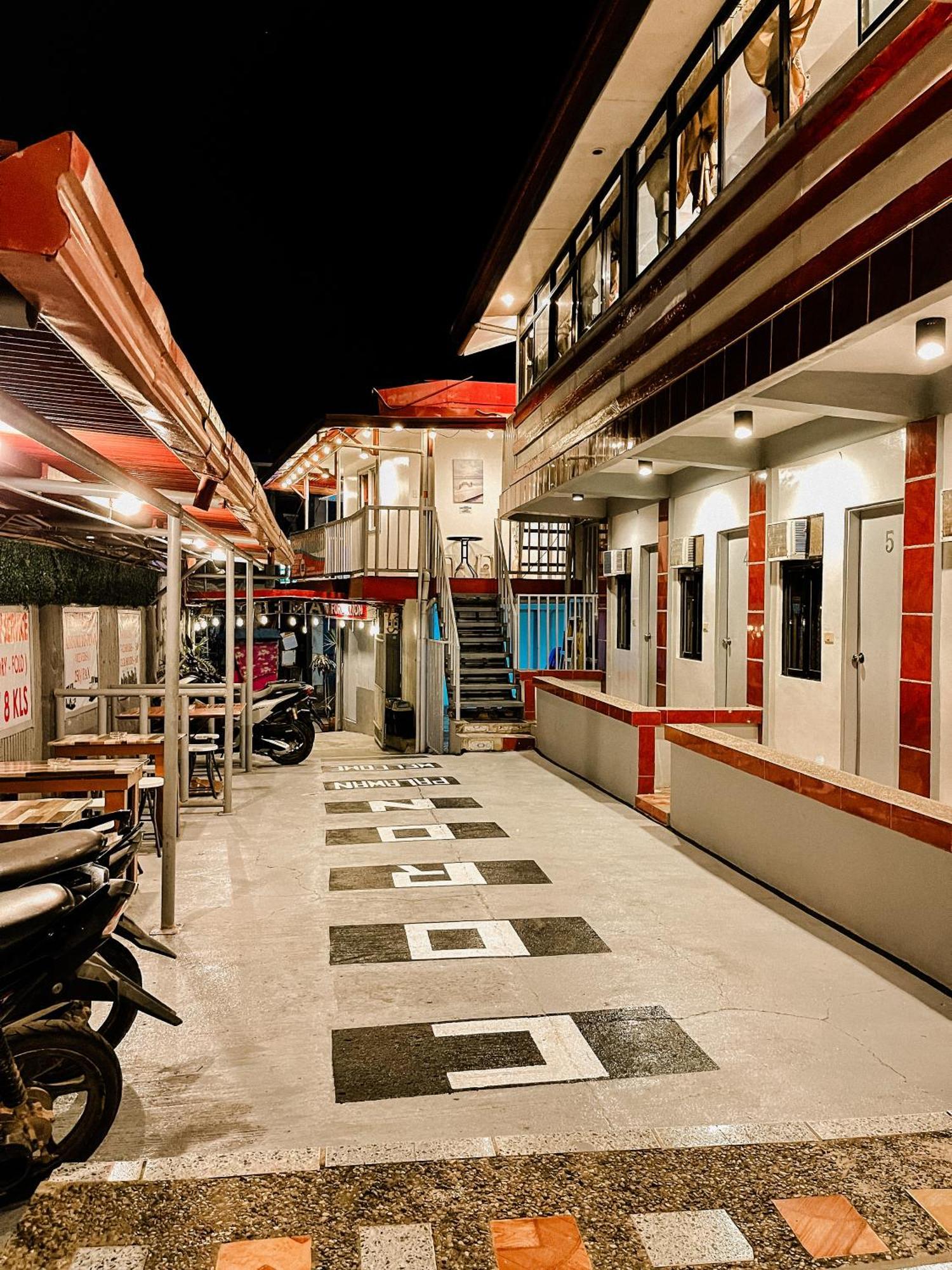 Mario'S Travellers Inn Coron Exterior photo