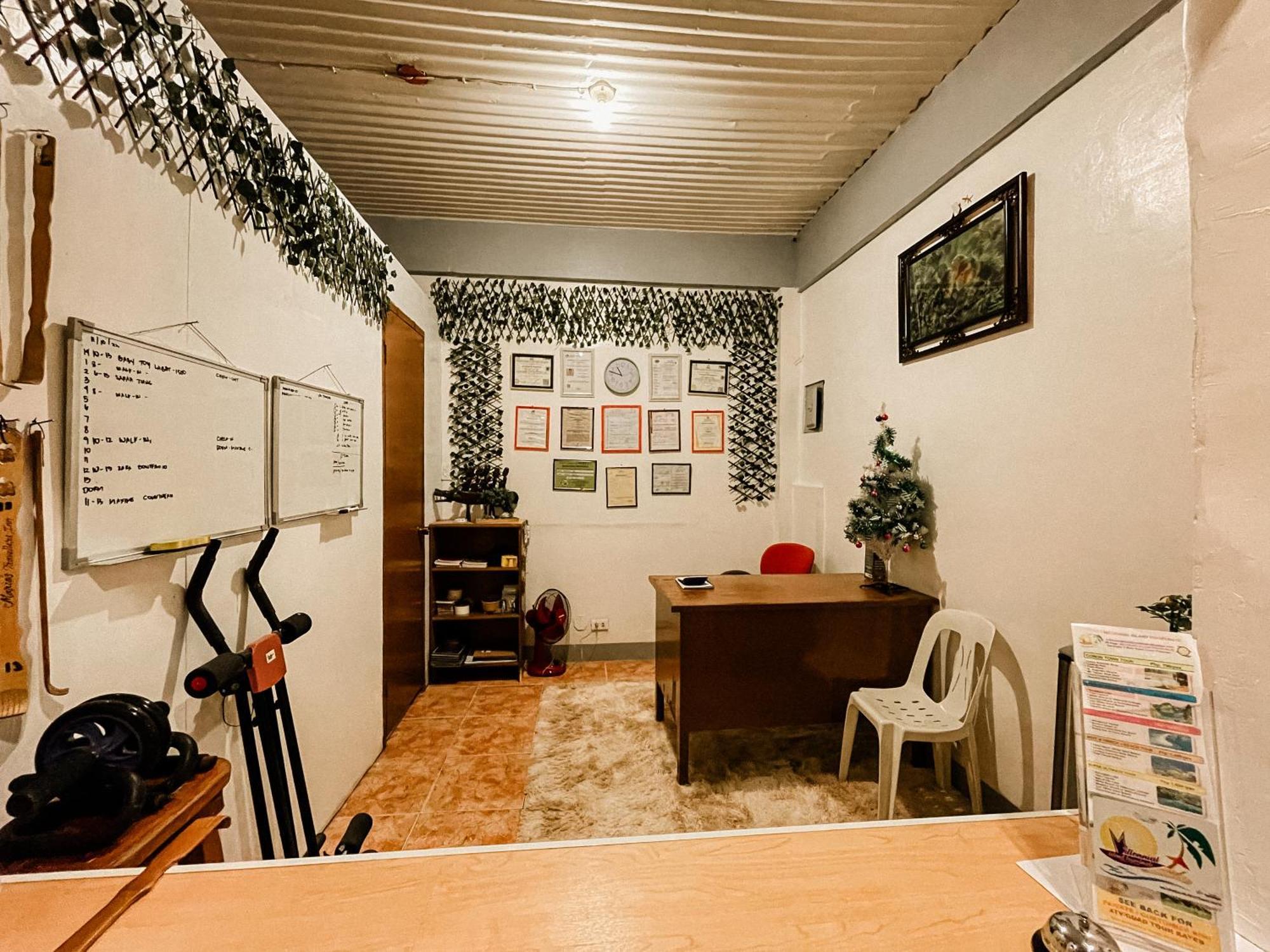 Mario'S Travellers Inn Coron Exterior photo